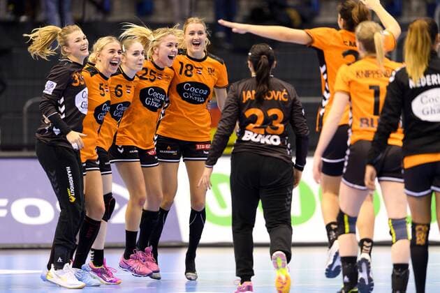 Handball, WM Damen, Niederlande - Tschechien 171213 De nederländska spelarna jublar efter kvartsfinalen mellan Nederländerna och Tjeckien under handbolls-VM den 13 december 2017 i Magdeburg. Copyright: CARLxSANDIN BB171213CS014
