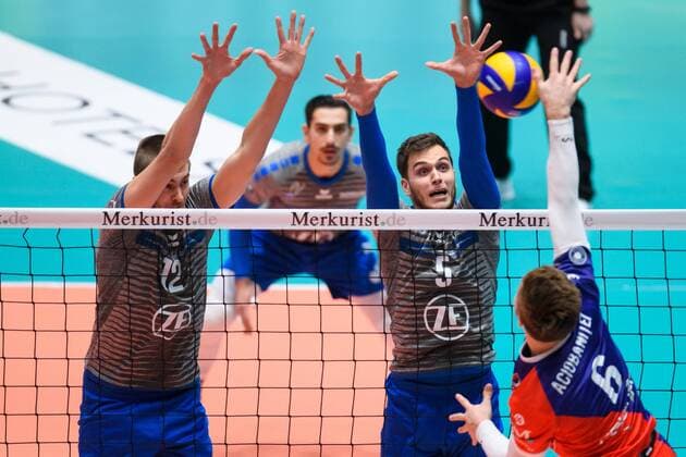 Bilder des Tages SPORT 13.12.2017, Fraport Arena, Frankfurt Volleyball, DVV-Pokal, Halbfinale, United Volleys RheinMain vs. VfB Friedrichshafen Block Doppelblock Jakob Günthör Guenthoer ( 12 Friedrichshafen), David Sossenheimer ( 5 Friedrichshafen) - Angriff Robert Adrian Aciobanitei ( 6 RheinMain)