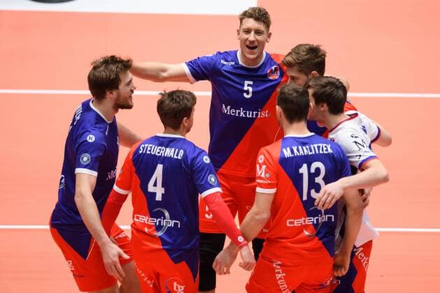 13.12.2017, Fraport Arena, Frankfurt Volleyball, DVV-Pokal, Halbfinale, United Volleys RheinMain vs. VfB Friedrichshafen Jubel Lincoln Alexander Williams ( 18 RheinMain), Patrick Steuerwald ( 4 RheinMain), Lukas Bauer ( 5 RheinMain), Moritz Karlitzek ( 13 RheinMain), Moritz Karlitzek ( 13 RheinMain), Lincoln Alexander Williams ( 18 RheinMain), Julian Zenger ( 10 RheinMain)