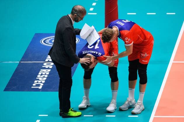 13.12.2017, Fraport Arena, Frankfurt Volleyball, DVV-Pokal, Halbfinale, United Volleys RheinMain vs. VfB Friedrichshafen Michael Warm (Trainer Coach RheinMain), Moritz Karlitzek ( 13 RheinMain), Lukas Bauer ( 5 RheinMain)