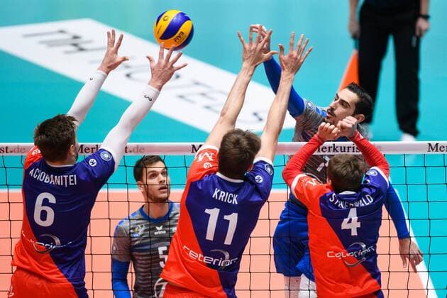 13.12.2017, Fraport Arena, Frankfurt Volleyball, DVV-Pokal, Halbfinale, United Volleys RheinMain vs. VfB Friedrichshafen Block Dreierblock Robert Adrian Aciobanitei ( 6 RheinMain), Tobias Krick ( 11 RheinMain), Patrick Steuerwald ( 4 RheinMain) - Angriff Athanasios Protopsaltis ( 7 Friedrichshafen)