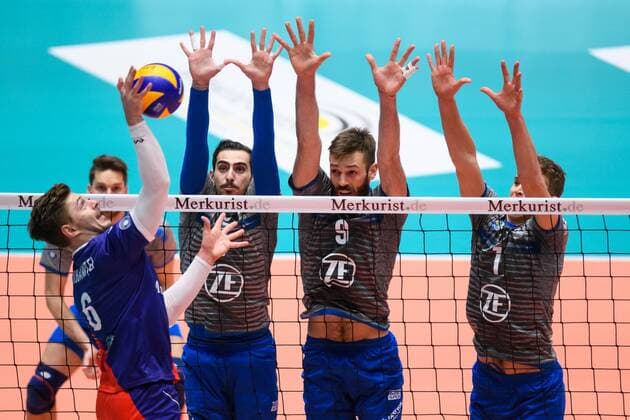 13.12.2017, Fraport Arena, Frankfurt Volleyball, DVV-Pokal, Halbfinale, United Volleys RheinMain vs. VfB Friedrichshafen Angriff Robert Adrian Aciobanitei ( 6 RheinMain) - Block Dreierblock Athanasios Protopsaltis ( 7 Friedrichshafen), Philipp Collin ( 9 Friedrichshafen), Bartlomiej Boladz ( 1 Friedrichshafen)