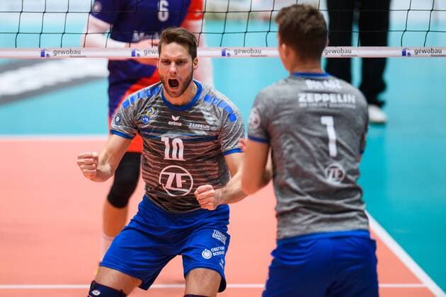 13.12.2017, Fraport Arena, Frankfurt Volleyball, DVV-Pokal, Halbfinale, United Volleys RheinMain vs. VfB Friedrichshafen Jubel Simon Tischer ( 10 Friedrichshafen), Bartlomiej Boladz ( 1 Friedrichshafen)