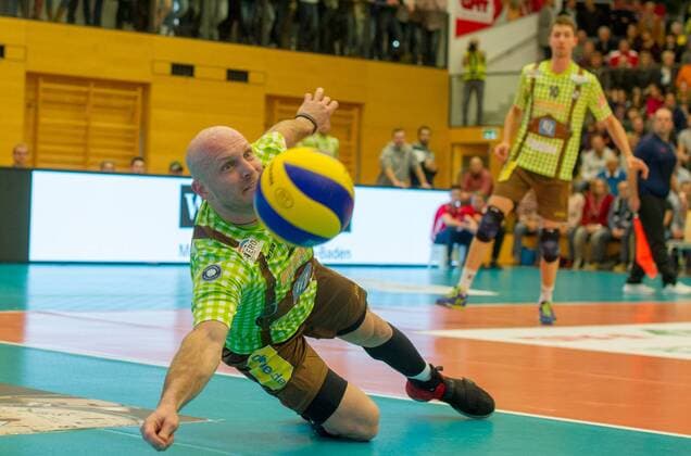 Ensatz auf der Linie, Michal SLADECEK ( 12, HER). Volleyball, Bisons BUEHL (BUE) - TSV Herrsching (HER), DVV-Pokal Maenner, Halbfinale, Saison 2017 2018, am 13.12.2017 in Bühl G R O S S S P O R T H A L L E Deutschland.