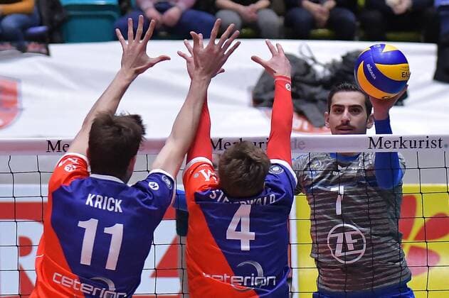 13.12.2017, xtkx, Volleyball Herren DVV Pokal, United Volleys Frankfurt - VfB Friedrichshafen, emspor, v.l. Tobias Krick (United Volleys) , Patrick Steuerwald (United Volleys) , Athanasios Protopsaltis (Friedrichshafen) , Frankfurt