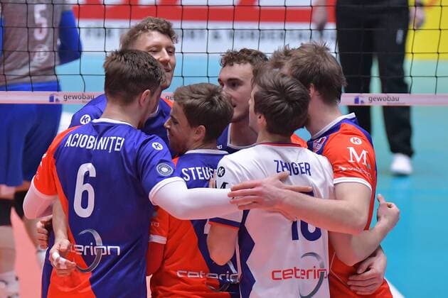 13.12.2017, xtkx, Volleyball Herren DVV Pokal, United Volleys Frankfurt - VfB Friedrichshafen, emspor, v.l. uv06 , Patrick Steuerwald (United Volleys) , Julian Zenger (United Volleys) , Frankfurt