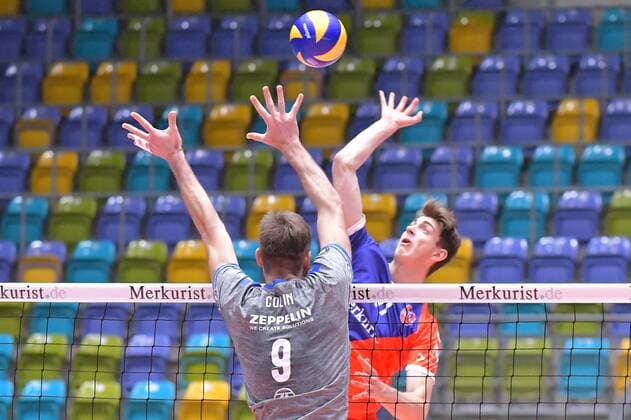 13.12.2017, xtkx, Volleyball Herren DVV Pokal, United Volleys Frankfurt - VfB Friedrichshafen, emspor, v.l. Philipp Collin (Friedrichshafen) , Tobias Krick (United Volleys) , Frankfurt