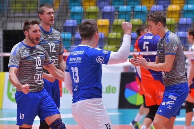 13.12.2017, xtkx, Volleyball Herren DVV Pokal, United Volleys Frankfurt - VfB Friedrichshafen, emspor, v.l. Simon Tischer (Friedrichshafen) , Markus Steuerwald (Friedrichshafen) , Frankfurt