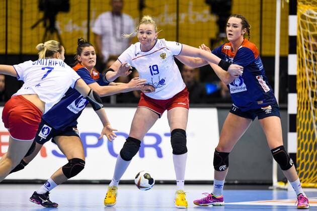 Handball, WM Damen, Norwegen - Russland 171213 Norges Stina Ruscetta Skogrand och Kari Brattset försvarar mot Rysslands Kseniia Makeeva i kvartsfinalen mellan Norge och Ryssland under handbolls-VM den 13 december 2017 i Magdeburg. Copyright: CARLxSANDIN BB171213CS047