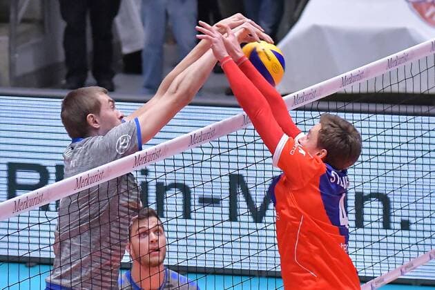 13.12.2017, xtkx, Volleyball Herren DVV Pokal, United Volleys Frankfurt - VfB Friedrichshafen, emspor, v.l. Jakob Guethhoer (Freidrichshafen) , Patrick Steuerwald (United Volleys) , Frankfurt