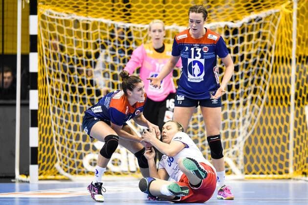 Handball, WM Damen, Norwegen - Russland 171213 Norges Stina Ruscetta Skogrand och Kari Brattset i kamp mot Rysslands Ekaterina Matlashova i kvartsfinalen mellan Norge och Ryssland under handbolls-VM den 13 december 2017 i Magdeburg. Copyright: CARLxSANDIN BB171213CS059