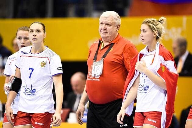 Handball, WM Damen, Norwegen - Russland 171213 Rysslands förbundskapten Evgenii Trefilov i kvartsfinalen mellan Norge och Ryssland under handbolls-VM den 13 december 2017 i Magdeburg. Copyright: CARLxSANDIN BB171213CS061