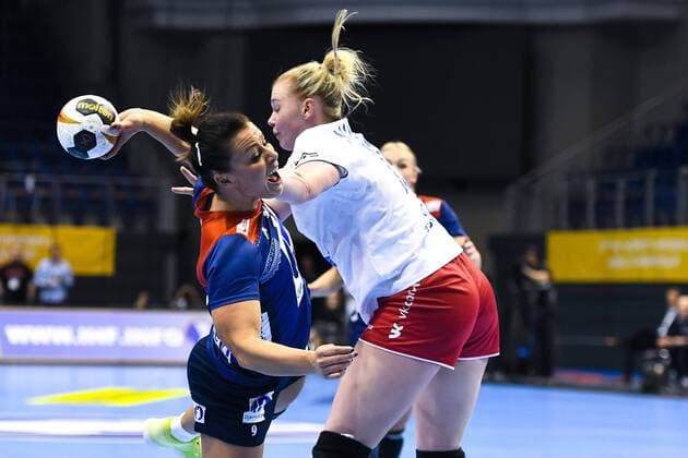 Handball, WM Damen, Norwegen - Russland 171213 Norges Nora M¿rk och Rysslands Kseniia Makeeva i kvartsfinalen mellan Norge och Ryssland under handbolls-VM den 13 december 2017 i Magdeburg. Copyright: CARLxSANDIN BB171213CS065