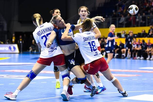 Handball, WM Damen, Norwegen - Russland 171213 Norges Heidi L¿ke oroar framför Rysslands Polina Vedekhina och Daria Samokhina i kvartsfinalen mellan Norge och Ryssland under handbolls-VM den 13 december 2017 i Magdeburg. Copyright: CARLxSANDIN BB171213CS066