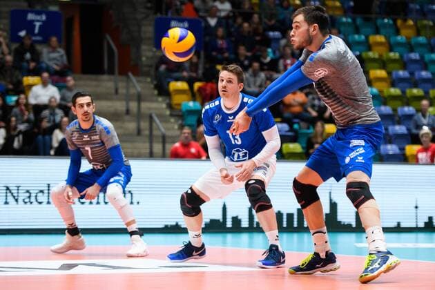 13.12.2017, Fraport Arena, Frankfurt Volleyball, DVV-Pokal, Halbfinale, United Volleys RheinMain vs. VfB Friedrichshafen Markus Steuerwald ( 13 Friedrichshafen), Annahme David Sossenheimer ( 5 Friedrichshafen)