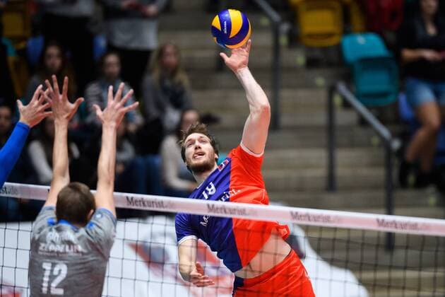 13.12.2017, Fraport Arena, Frankfurt Volleyball, DVV-Pokal, Halbfinale, United Volleys RheinMain vs. VfB Friedrichshafen Block Jakob Günthör Guenthoer ( 12 Friedrichshafen) - Angriff Lincoln Alexander Williams ( 18 RheinMain)