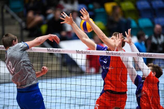 13.12.2017, Fraport Arena, Frankfurt Volleyball, DVV-Pokal, Halbfinale, United Volleys RheinMain vs. VfB Friedrichshafen Angriff Jakob Günthör Guenthoer ( 12 Friedrichshafen) - Block Doppelblock Lukas Bauer ( 5 RheinMain), Robert Adrian Aciobanitei ( 6 RheinMain)