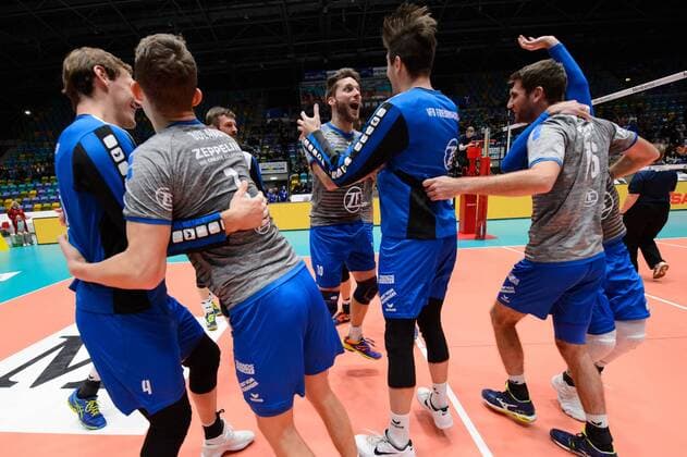 13.12.2017, Fraport Arena, Frankfurt Volleyball, DVV-Pokal, Halbfinale, United Volleys RheinMain vs. VfB Friedrichshafen Jubel Friedrichshafen nach Matchball Sieg