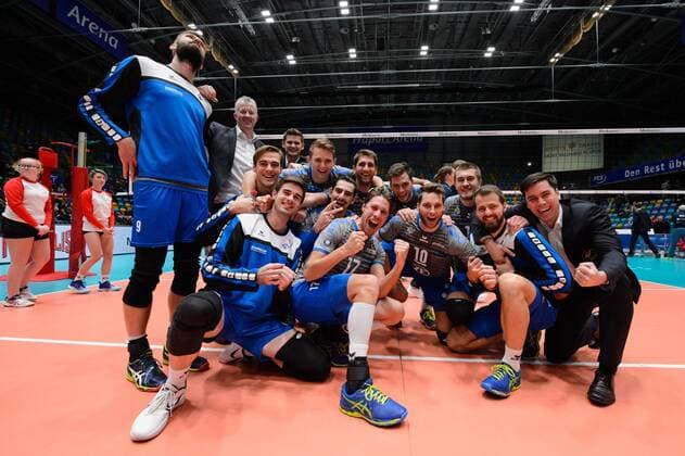 Bilder des Tages SPORT 13.12.2017, Fraport Arena, Frankfurt Volleyball, DVV-Pokal, Halbfinale, United Volleys RheinMain vs. VfB Friedrichshafen Jubel Friedrichshafen nach Matchball Sieg