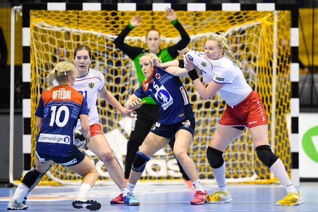 Handball, WM Damen, Norwegen - Russland 171213 Norges Heidi Loke och Rysslands Kseniia Makeeva i kvartsfinalen mellan Norge och Ryssland under handbolls-VM den 13 december 2017 i Magdeburg. Copyright: CARLxSANDIN BB171213CS084