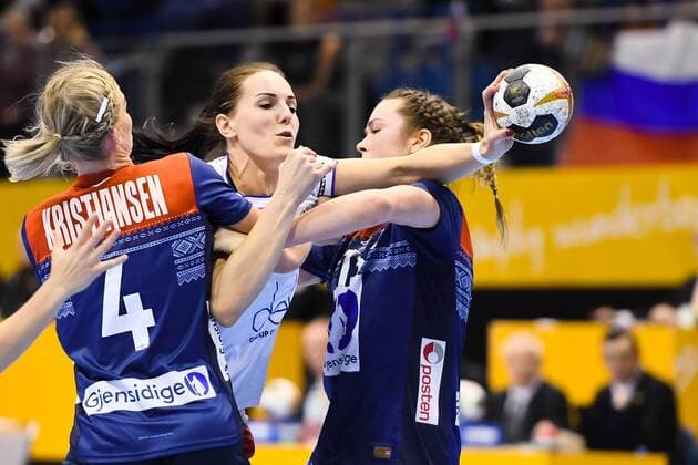Handball, WM Damen, Norwegen - Russland 171213 Norges Veronica Egebakken Kristiansen och Kari Brattset försvarar mot Rysslands Anna Punko i kvartsfinalen mellan Norge och Ryssland under handbolls-VM den 13 december 2017 i Magdeburg. Copyright: CARLxSANDIN BB171213CS086