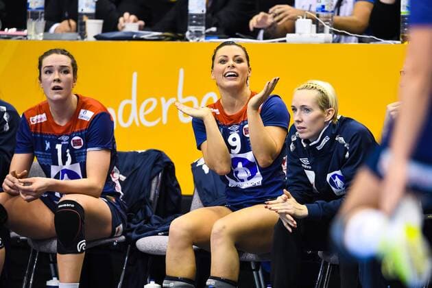 Handball, WM Damen, Norwegen - Russland 171213 Norges Nora M¿rk och malvakt Katrine Lunde pa bänken i kvartsfinalen mellan Norge och Ryssland under handbolls-VM den 13 december 2017 i Magdeburg. Copyright: CARLxSANDIN BB171213CS088