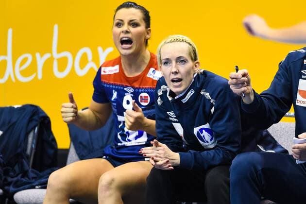 Handball, WM Damen, Norwegen - Russland 171213 Norges Nora M¿rk och malvakt Katrine Lunde reagerar pa bänken i kvartsfinalen mellan Norge och Ryssland under handbolls-VM den 13 december 2017 i Magdeburg. Copyright: CARLxSANDIN BB171213CS089