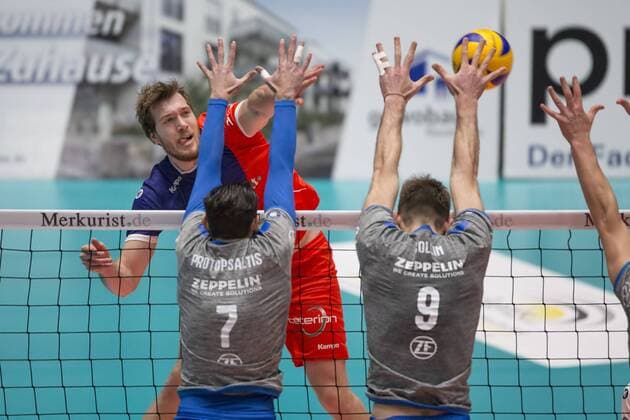 Schmetterball von Lincoln Williams (United, 18) gegen Athanasios Protopsaltis (VfB Friedrichshafen, 7) und Philipp Collin (VfB Friedrichshafen, 9). Frankfurt-Unterliederbach Copyright: xRoskaritzx Eibner-Pressefotox EP_kess_rrz