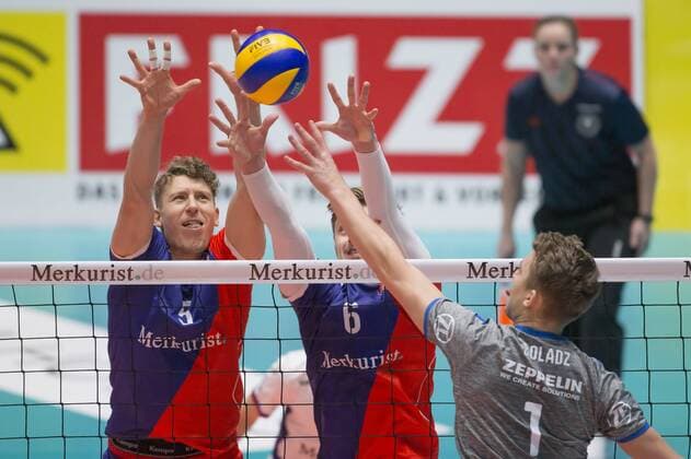 Block von Lukas Bauer (United, 5) und Adrian Aciobanitei (United, 6) gegen Bartlomiej Boladz (VfB Friedrichshafen, 1) Frankfurt-Unterliederbach Copyright: xRoskaritzx Eibner-Pressefotox EP_kess_rrz