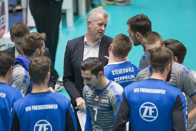 Teambesprechung der Friedrichshafener um Trainer Vital Heynen (VfB Friedrichshafen) Frankfurt-Unterliederbach Copyright: xRoskaritzx Eibner-Pressefotox EP_kess_rrz