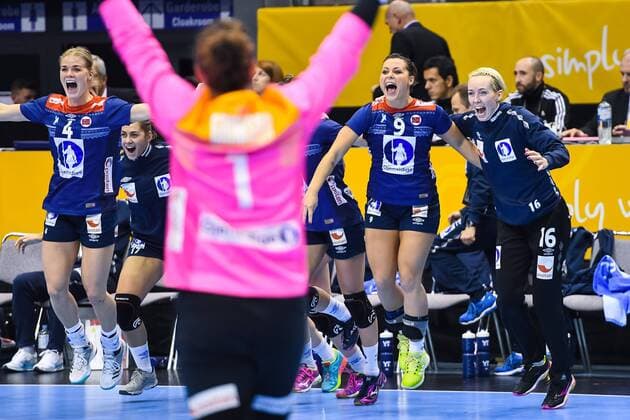 Handball, WM Damen, Norwegen - Russland 171213 Norges Veronica Egebakken Kristiansen , Nora M¿rk och malvakt Katrine Lunde jublar efter kvartsfinalen mellan Norge och Ryssland under handbolls-VM den 13 december 2017 i Magdeburg. Copyright: CARLxSANDIN BB171213CS093