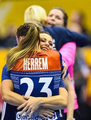 Handball, WM Damen, Norwegen - Russland 171213 Norges Camilla Herrem och Nora Mork jublar efter kvartsfinalen mellan Norge och Ryssland under handbolls-VM den 13 december 2017 i Magdeburg. Copyright: CARLxSANDIN BB171213CS094
