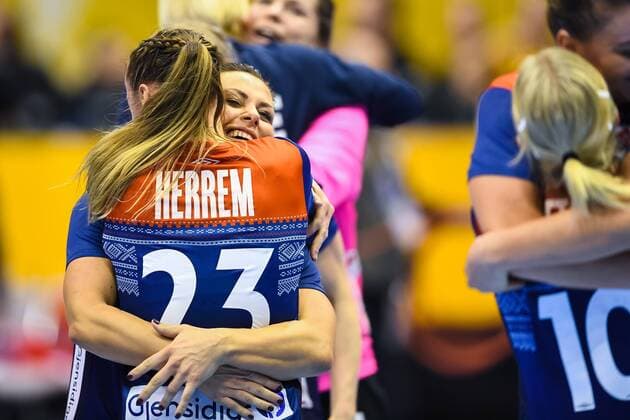 Handball, WM Damen, Norwegen - Russland 171213 Norges Camilla Herrem och Nora Mork jublar efter kvartsfinalen mellan Norge och Ryssland under handbolls-VM den 13 december 2017 i Magdeburg. Copyright: CARLxSANDIN BB171213CS095