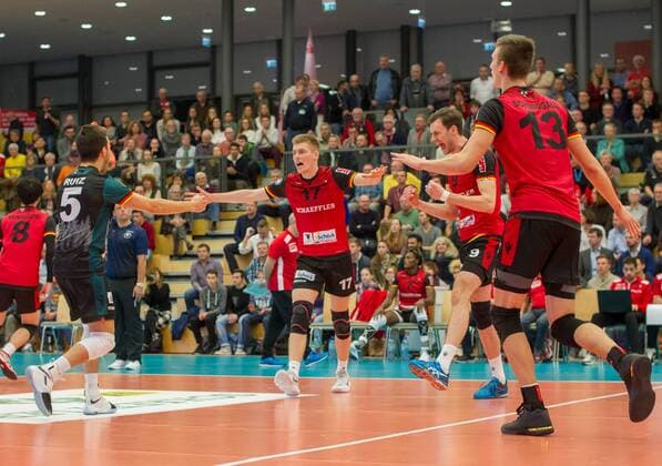 Jubel Corbin BALSTER ( 17, BUE). Volleyball, Bisons BUEHL (BUE) - TSV Herrsching (HER), DVV-Pokal Maenner, Halbfinale, Saison 2017 2018, am 13.12.2017 in Bühl G R O S S S P O R T H A L L E Deutschland.