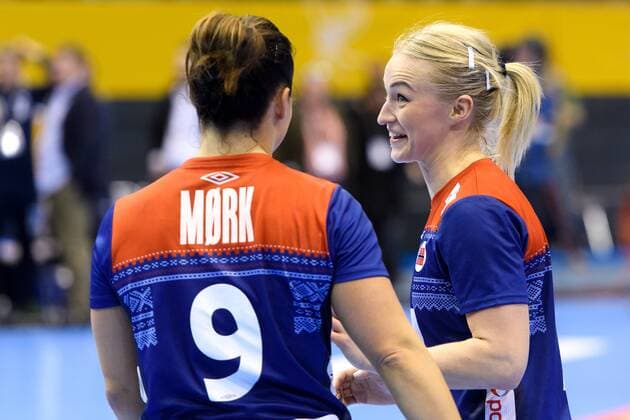 Handball, WM Damen, Norwegen - Russland 171213 Norges Nora M¿rk och Stine Bredal Oftedal efter kvartsfinalen mellan Norge och Ryssland under handbolls-VM den 13 december 2017 i Magdeburg. Copyright: CARLxSANDIN BB171213CS096