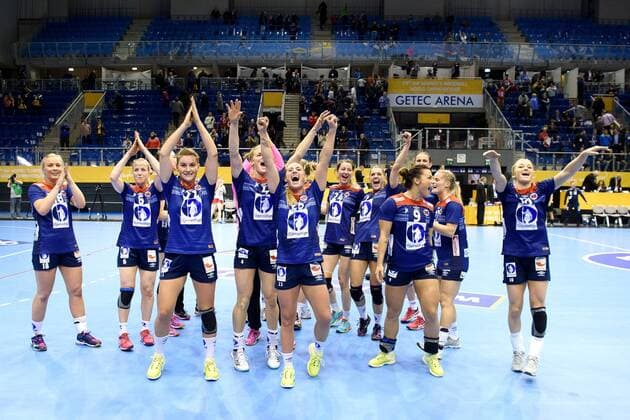Handball, WM Damen, Norwegen - Russland 171213 De norska spelarna jublar efter kvartsfinalen mellan Norge och Ryssland under handbolls-VM den 13 december 2017 i Magdeburg. Copyright: CARLxSANDIN BB171213CS097
