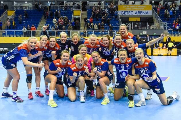 Themen der Woche - SPORT Themen der Woche - SPORT Bilder des Tages SPORT Handball, WM Damen, Norwegen - Russland 171213 Norges spelare jublar efter kvartsfinalen mellan Norge och Ryssland under handbolls-VM den 13 december 2017 i Magdeburg. Copyright: CARLxSANDIN BB171213CS098