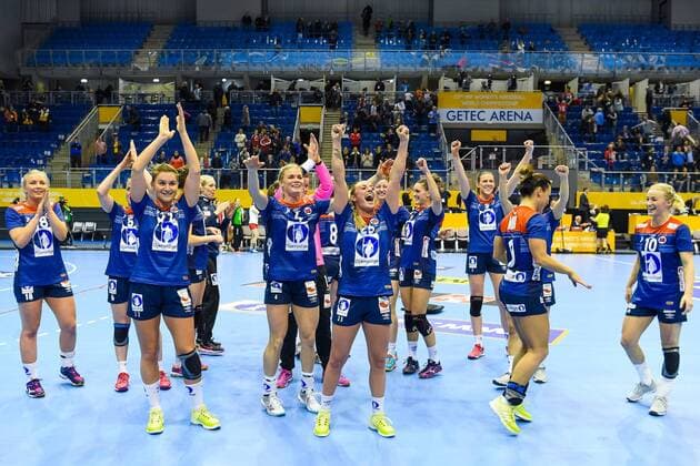 Handball, WM Damen, Norwegen - Russland 171213 Norges spelare jublar efter kvartsfinalen mellan Norge och Ryssland under handbolls-VM den 13 december 2017 i Magdeburg. Copyright: CARLxSANDIN BB171213CS099