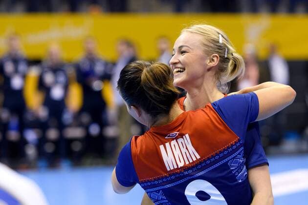 Handball, WM Damen, Norwegen - Russland 171213 Norges Nora M¿rk och Stine Bredal Oftedal jublar efter kvartsfinalen mellan Norge och Ryssland under handbolls-VM den 13 december 2017 i Magdeburg. Copyright: CARLxSANDIN BB171213CS100