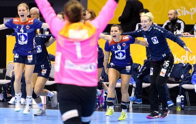 Handball, WM Damen, Norwegen - Russland 171213 Norges Veronica Egebakken Kristiansen, Nora Mork och malvakt Katrine Lunde jublar efter kvartsfinalen mellan Norge och Ryssland under handbolls-VM den 13 december 2017 i Magdeburg. Copyright: CARLxSANDIN BB171213CS105
