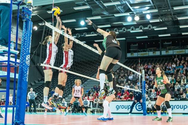 2-421 TS Volley DUEDINGEN vs Hapoel KFAR SABA (CEV European Volleyball Cup Women, 16th Finals) 2-421 TS Volley DUEDINGEN vs Hapoel KFAR SABA (CEV European Volleyball Cup Women, 16th Finals); NAKAMURA Ayumi (Hapoel Kfar Saba (ISR) 4) against MARBACH Kristel (TS Volley Duedingen (SUI) 9) and MOFFETT Sabel (TS Volley Duedingen (SUI) 17); December, 13 2017 in Fribourg (Salle Omnisport St Leonard), Schweiz, Photo Credit: Ulf Schiller 2017