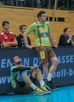 Enttaeuschung bei Chritoph MARKS ( 15, HER) und Johannes KESSLER ( 14, HER) nach Spielende. Volleyball, Bisons BUEHL (BUE) - TSV Herrsching (HER), DVV-Pokal Maenner, Halbfinale, Saison 2017 2018, am 13.12.2017 in Bühl G R O S S S P O R T H A L L E Deutschland.