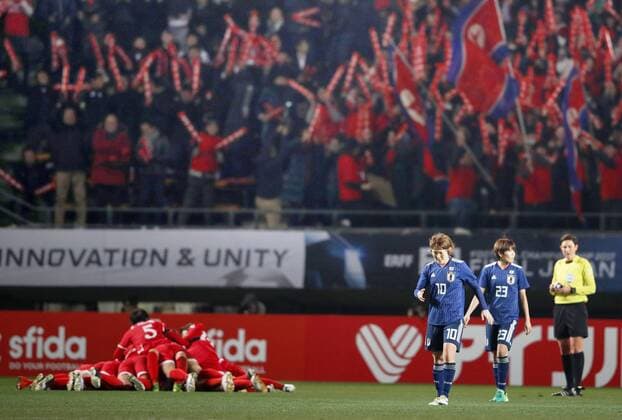 Bilder des Tages - SPORT Football: Japan vs N. Korea North Korean players and supporters celebrate their 2-0 victory over Japan in a women s E-1 Football Championship match at Fukuda Denshi Arena in Chiba on Dec. 15, 2017. North Korea won 2-0. 
