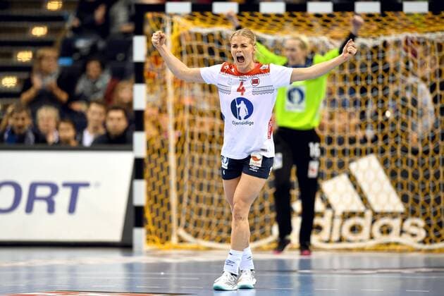 Handball, WM Damen, Niederlande - Norwegen 171215 Norges Veronica Egebakken Kristiansen jublar under semifinalen mellan Nederländerna och Norge under handbolls-VM den 15 december 2017 i Hamburg. Copyright: CARLxSANDIN BB171215CS015
