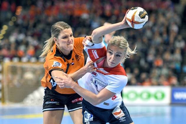 Themen der Woche - SPORT Themen der Woche - SPORT Bilder des Tages - SPORT Handball, WM Damen, Niederlande - Norwegen 171215 Nederländernas Nycke Groot och Norges Stine Bredal Oftedal under semifinalen mellan Nederländerna och Norge under handbolls-VM den 15 december 2017 i Hamburg. Copyright: CARLxSANDIN BB171215CS016