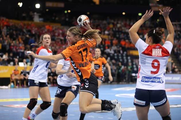 Handball, WM Damen, Niederlande - Norwegen Niederlande - Norwegen, 23. IHF Handball-Weltmeisterschaft der Frauen; Hamburg, 15.12.17 Hamburg, 15.12.17, Handball, 23. IHF Handball-Weltmeisterschaft der Frauen, Halbfinale, Niederlande - Norwegen : Nycke Groot (Niederlande, 17), Nora Moerk (Norwegen, 09)