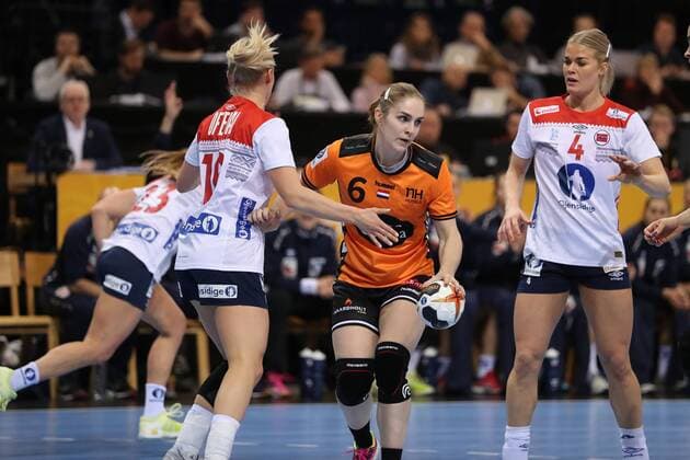 Handball, WM Damen, Niederlande - Norwegen Niederlande - Norwegen, 23. IHF Handball-Weltmeisterschaft der Frauen; Hamburg, 15.12.17 Hamburg, 15.12.17, Handball, 23. IHF Handball-Weltmeisterschaft der Frauen, Halbfinale, Niederlande - Norwegen : Laura van der Heijden (Niederlande, 06), Stine Bredal Oftedal (Norwegen, 10), Veronica Kristiansen (Norwegen, 04)