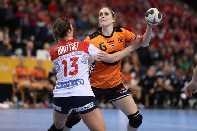 Handball, WM Damen, Niederlande - Norwegen Niederlande - Norwegen, 23. IHF Handball-Weltmeisterschaft der Frauen; Hamburg, 15.12.17 Hamburg, 15.12.17, Handball, 23. IHF Handball-Weltmeisterschaft der Frauen, Halbfinale, Niederlande - Norwegen : Laura van der Heijden (Niederlande, 06), Kari Brattset (Norwegen, 13)
