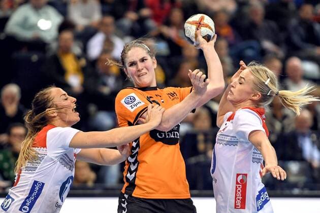 Handball, WM Damen, Niederlande - Norwegen 171215 Norges Camilla Herrem och Stine Bredal Oftedal och Nederländernas Jessy Kramer under semifinalen mellan Nederländerna och Norge under handbolls-VM den 15 december 2017 i Hamburg. Copyright: CARLxSANDIN BB171215CS040