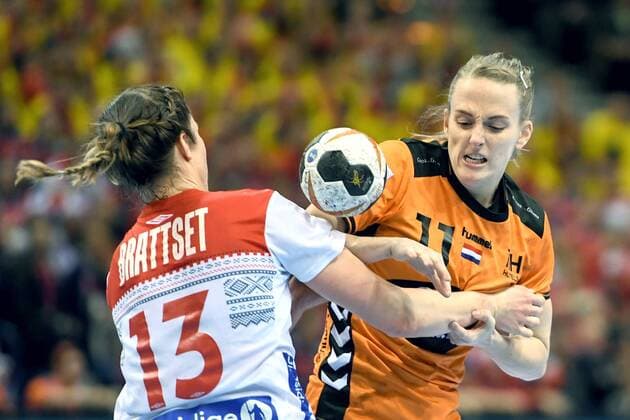 Handball, WM Damen, Niederlande - Norwegen 171215 Norges Kari Brattset och Nederländernas Lynn Knippenborg under semifinalen mellan Nederländerna och Norge under handbolls-VM den 15 december 2017 i Hamburg. Copyright: CARLxSANDIN BB171215CS041